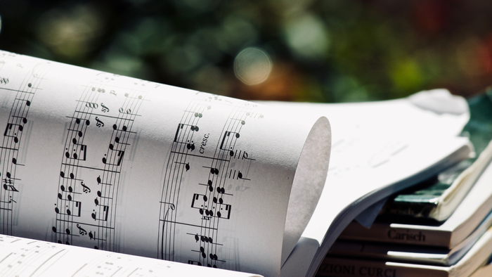 Noderne rullet ud ved siden af en stak bøger, badet i dagslys.