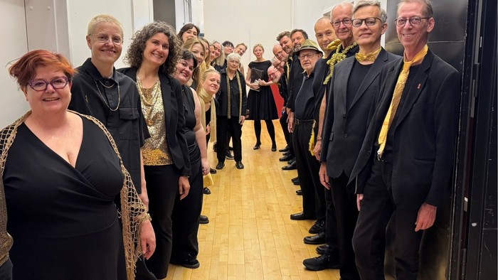 Gruppe af mennesker i formel påklædning, der poserer til et foto.