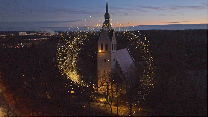 Kirchliche Weihnachtsbeleuchtung in malerischer Landschaft