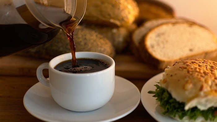 Kaffeetasse und Brötchen