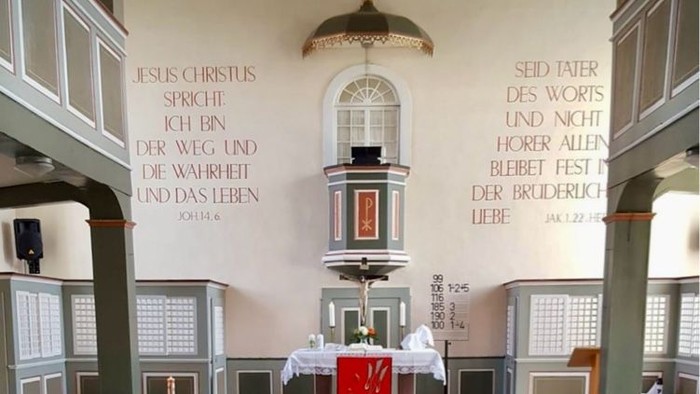 Kirchliche Innenansicht mit Altar und Kirchenbänken