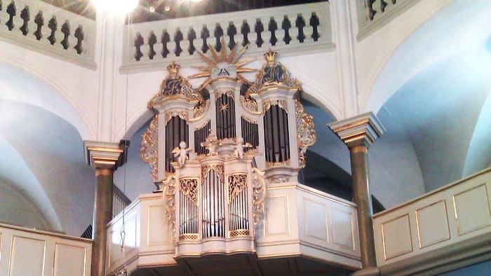 Orgelet er placeret højt oppe i kirken.