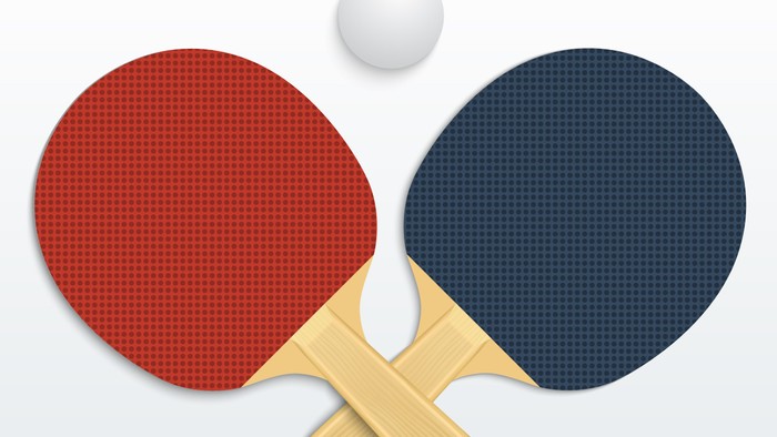 Zwei Tischtennisschläger und ein Ball
