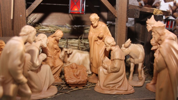 Eine Krippe mit Holzfiguren, die die Geburt Jesu darstellen