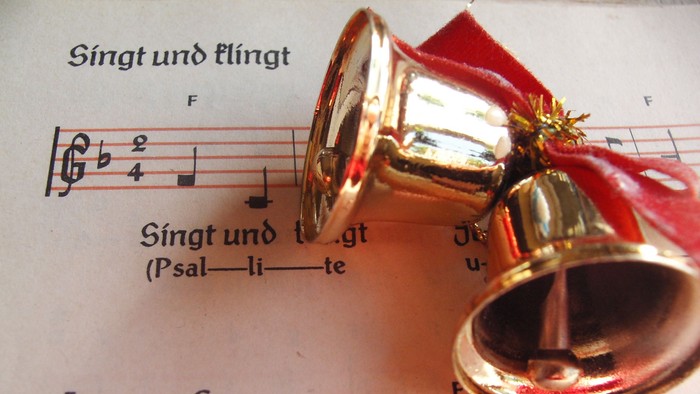 Noten eines Weihnachtsliedes mit 2 Glöckchen