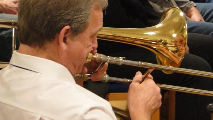 Mand der spiller basun