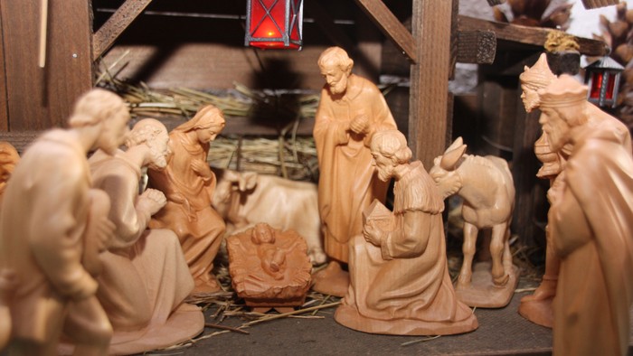 Eine Krippe mit Holzfiguren, die die Geburt Jesu darstellen