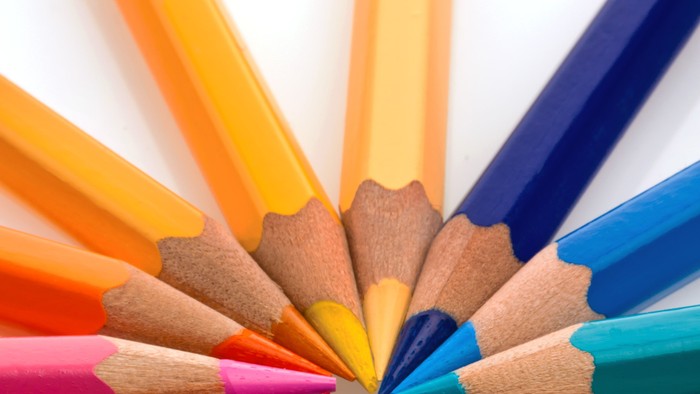 Bunte Bleistifte in einem Fächer angeordnet