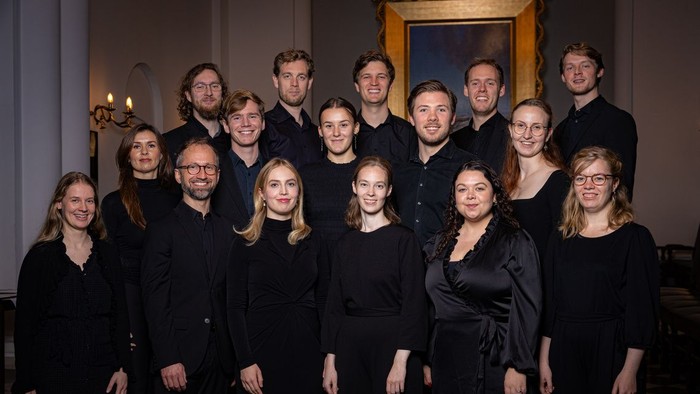 Gruppe af mennesker i formel påklædning, der poserer til et foto.