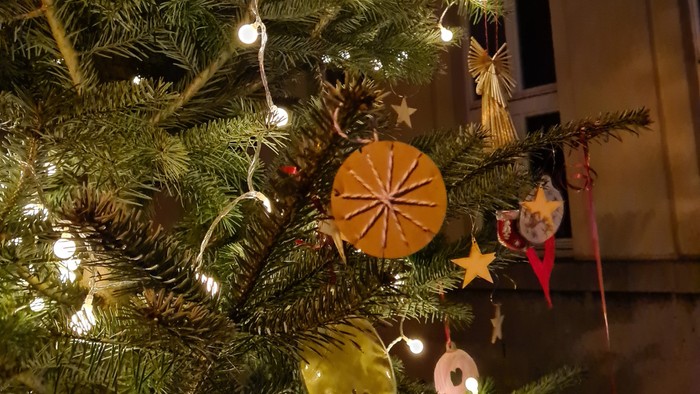Geschmückter Weihnachtsbaum vor der Friedenskirche Offenbach im Dezember 2022