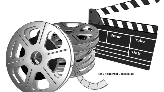 Filmrollen und Filmklappe mit Aufschrift Szene, Take, Datum