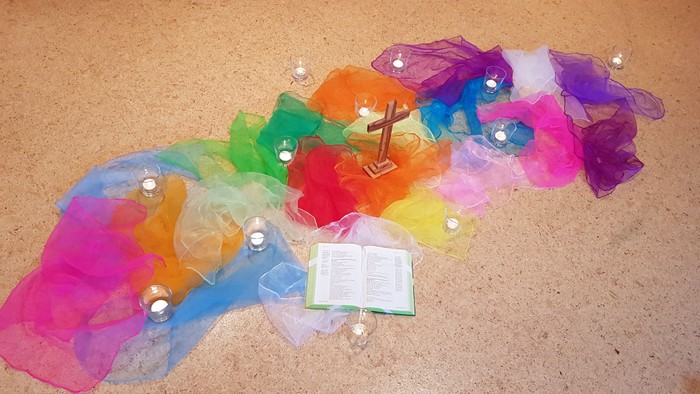 Kreuz mit bunten Tüchern