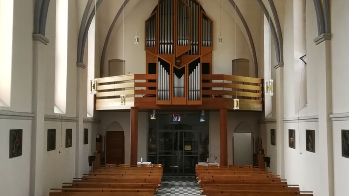 Die Kirche hat eine Holzorgel und Holzbänke