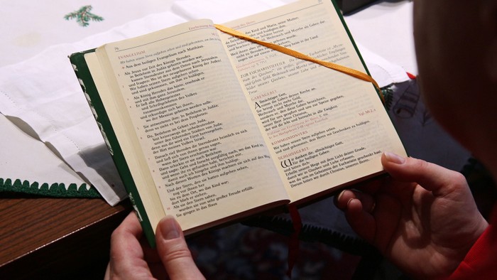 Person liest ein Buch mit einem Lesezeichen