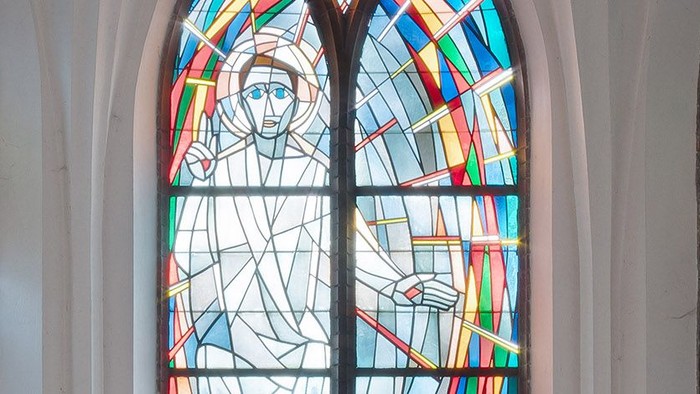 Bunte Kirchenfenster mit religiösen Motiven