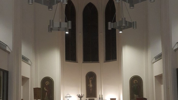 Die Kirche hat hölzerne Bänke und hohe Decken.