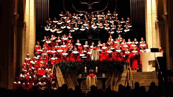 Großer Chor tritt in einer prächtigen Kathedrale mit aufwendiger Architektur auf.