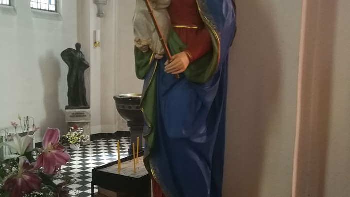 Die Statue einer Heiligen mit Kind in einer Kirche.