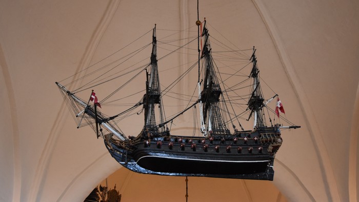 Et model af et skib hænger fra loftet.