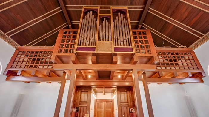 En stor kirkeorgel med mange pipaer og detaljerede træarbejder.