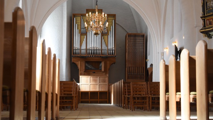 Indre del af kirke med orgel og kælderkør.