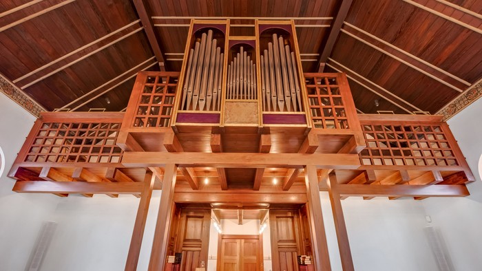 En stor kirkeorgel med mange pipaer og detaljerede træarbejder.