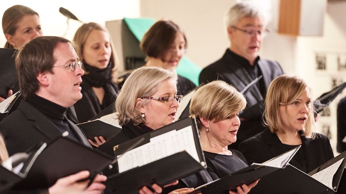 Ein Chor singt in einem Raum