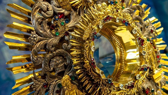 Ein verzierter goldener Reif mit Edelsteinen und filigranen Mustern