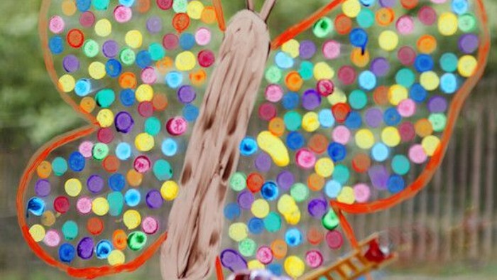 Bunter Schmetterling aus Papierschnipseln auf Fensterbank