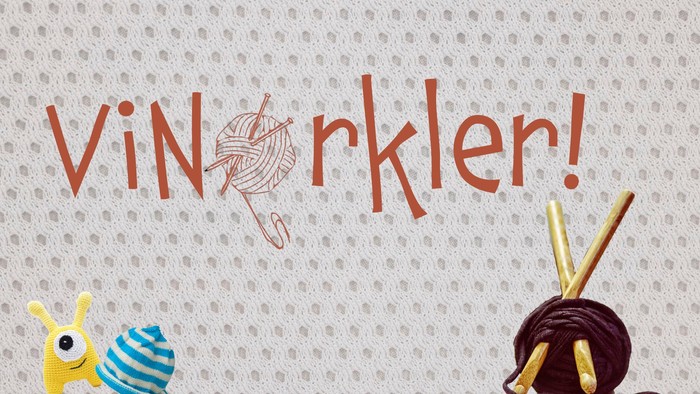 Billedet viser en glade gule figur med strømper og knitret stoff, samt en skarv med gule strå og en rød guld.