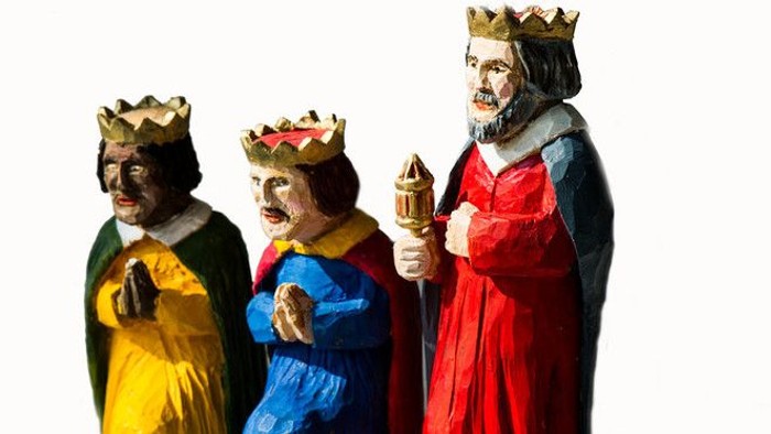 Tre konger i farverige klæder med kroner og gaver.