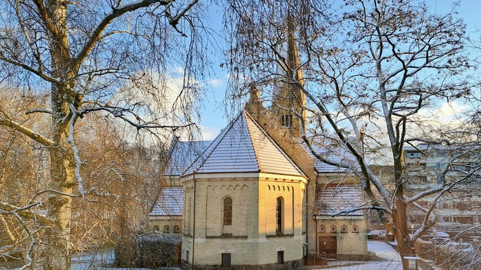 Hellerup Kirke med sne, set fra vest
