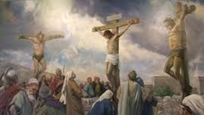 Korsfæstelsesscene med tre figurer på kors, omringet af en menneskemængde.