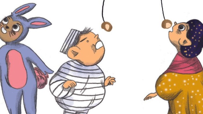 Skæve marionetdukker med kanin-, barn- og kvindefigurer, der hænger i snore, hver med udtryksfulde ansigter og farverigt tøj.