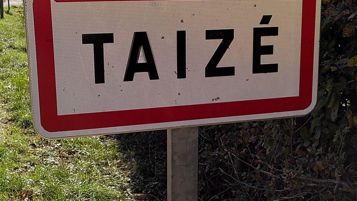 Gelbes und rotes Straßenschild mit der Aufschrift 