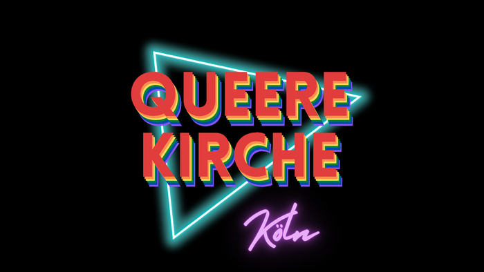 Neon-Schild mit der Aufschrift *„QUEERE KIRCHE“* und *„Köln“* in knalligen Farben vor schwarzem Hintergrund.