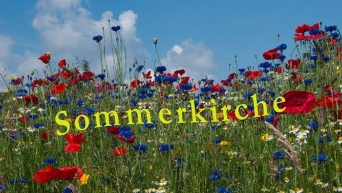 Lebhafte Sommerblumen mit dem Wort „Sommerkirche“ über einer bunten Wiese unter blauem Himmel.