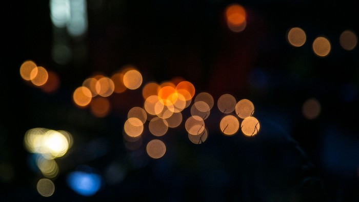 Bunte Lichter in der Dunkelheit, unscharf und verschwommen