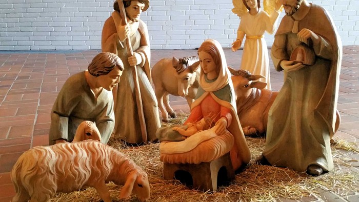 Die Krippe zeigt Jesus, Maria, Josef und Engel mit Tieren