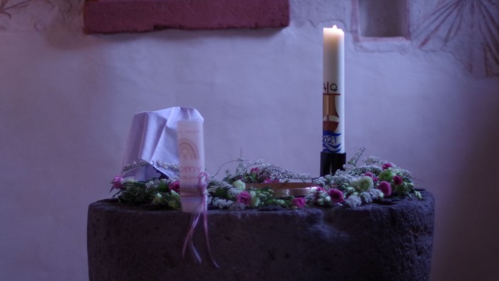 Geschmücktes Taufbecken