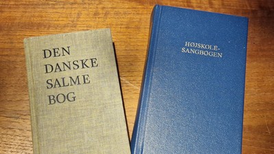 et billede af den danske salmebog og højskolesangbogen