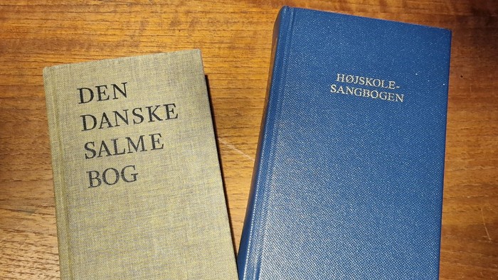 et billede af den danske salmebog og højskolesangbogen