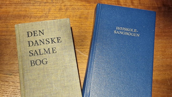 et billede af den danske salmebog og højskolesangbogen