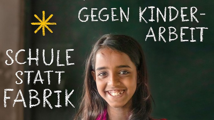 Junge Mädchen hält ein Buch vor eine Tafel