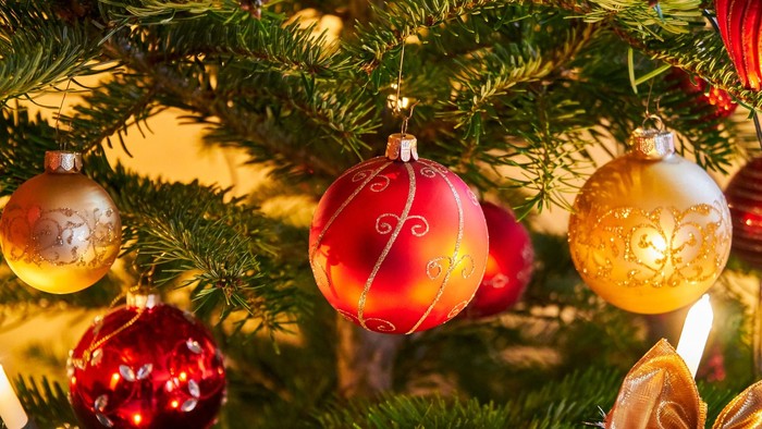 Weihnachtsbaum mit bunten Kugeln