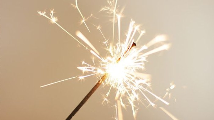 Ein brennendes Feuerwerk mit hellen Funken vor einem hellen Hintergrund