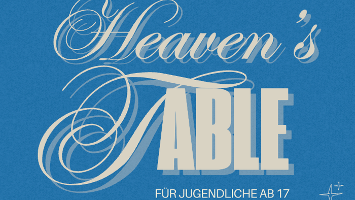 Schöner weißer Schriftzug mit dem Text Heaven's Table, blauer Hintergrund