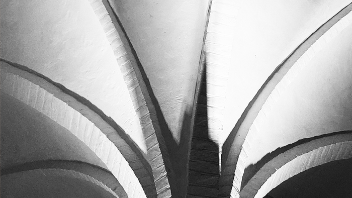 Sort-hvid fotografi af en trappe med teksten *