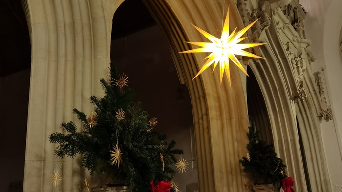 Weihnachtsdekoration in Kirche mit Stern und Tannenzweigen