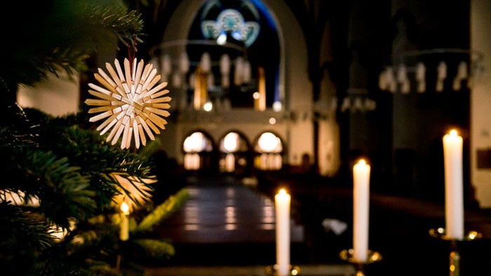 Weihnachtsbaum mit Kerzen und Kirchenfenster